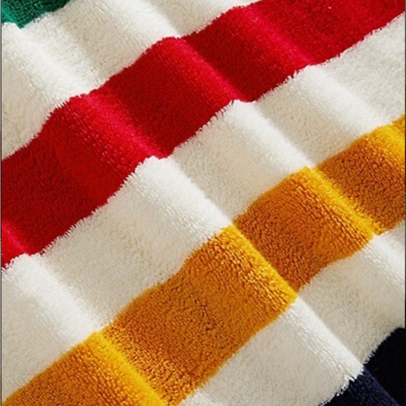Hudson’s Bay Classic Oversized Towels (set of 2) - Picture 2 of 2